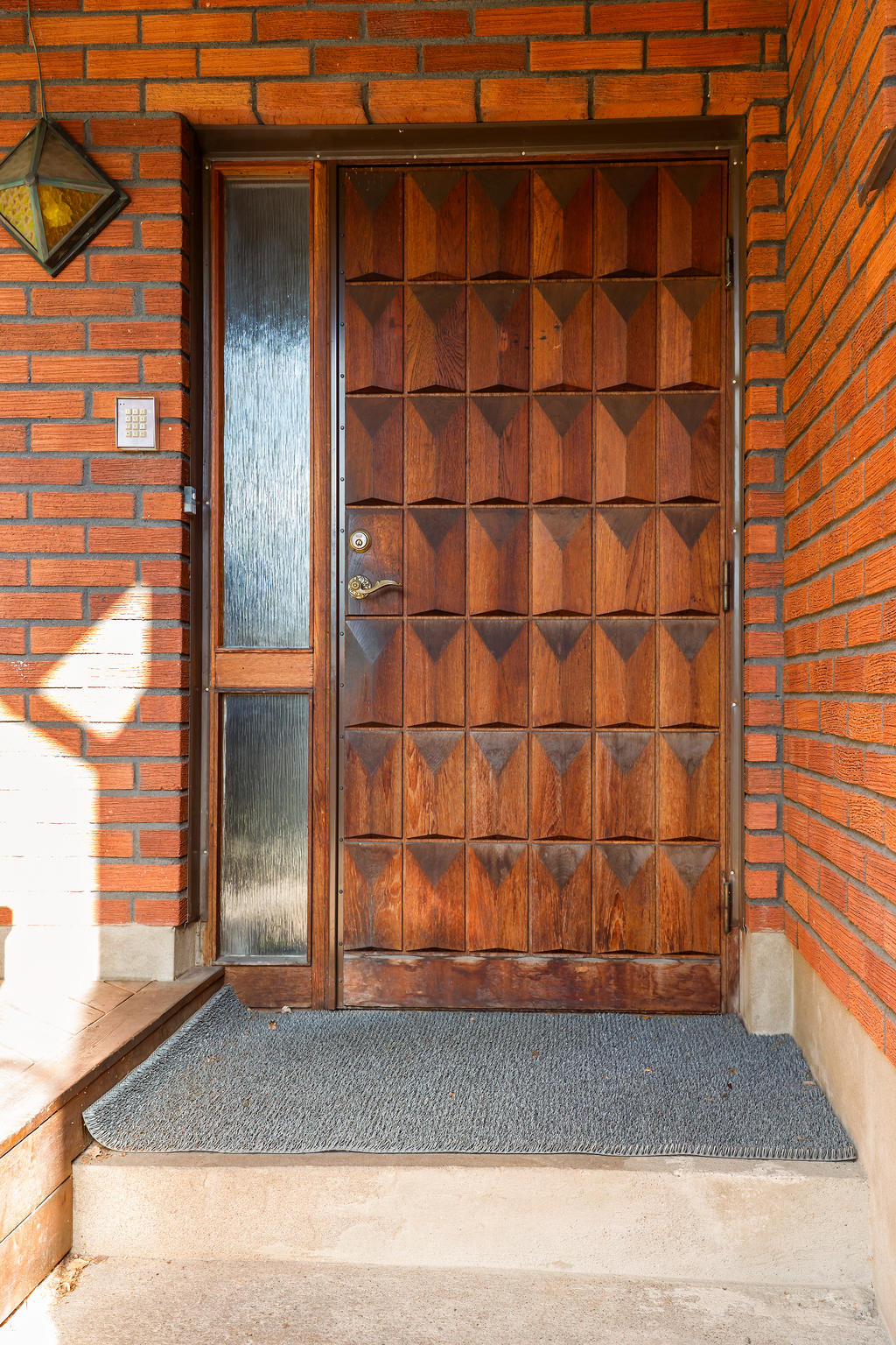 Enkelt med underhåll och stiligt med tegelfasad och en klassisk gedigen ytterdörr