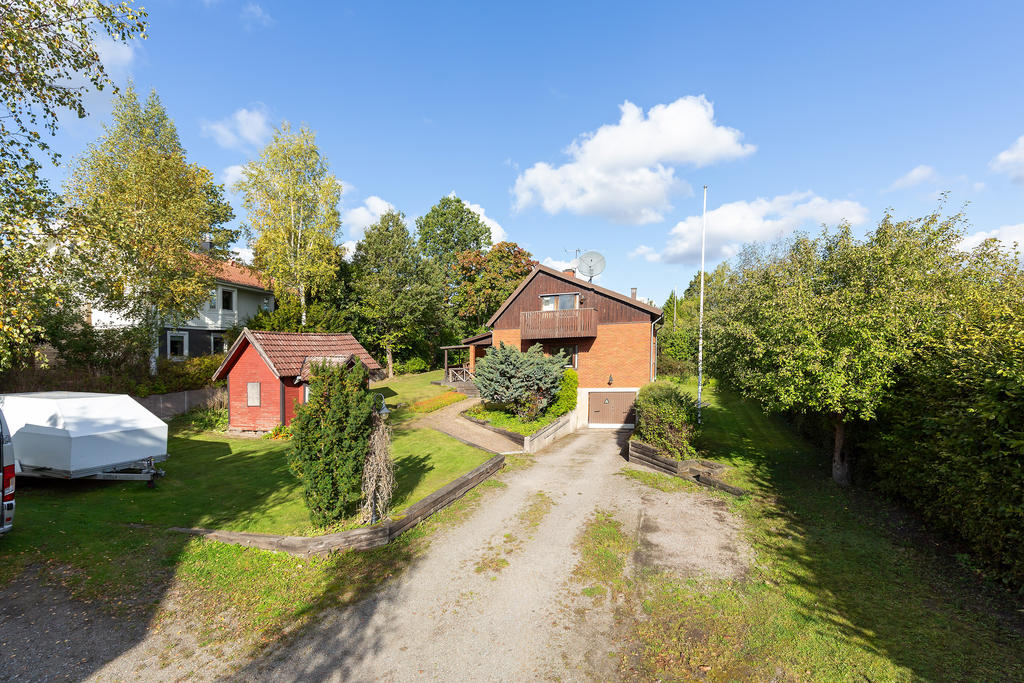 Stor fastighet med huset välplacerat för en solig tomt