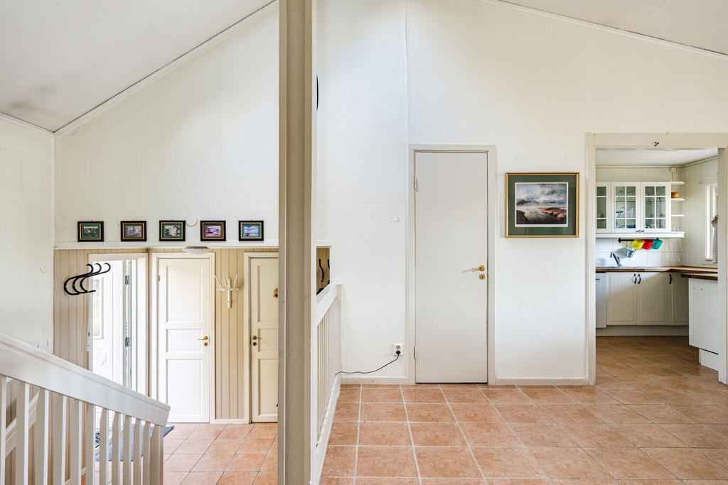 Entréhall på mellanplan med trapp till övre plan samt nedre plan.