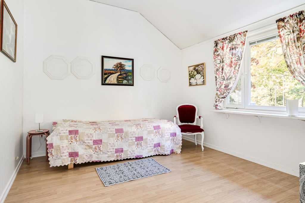 Sovrum 1 med garderob.