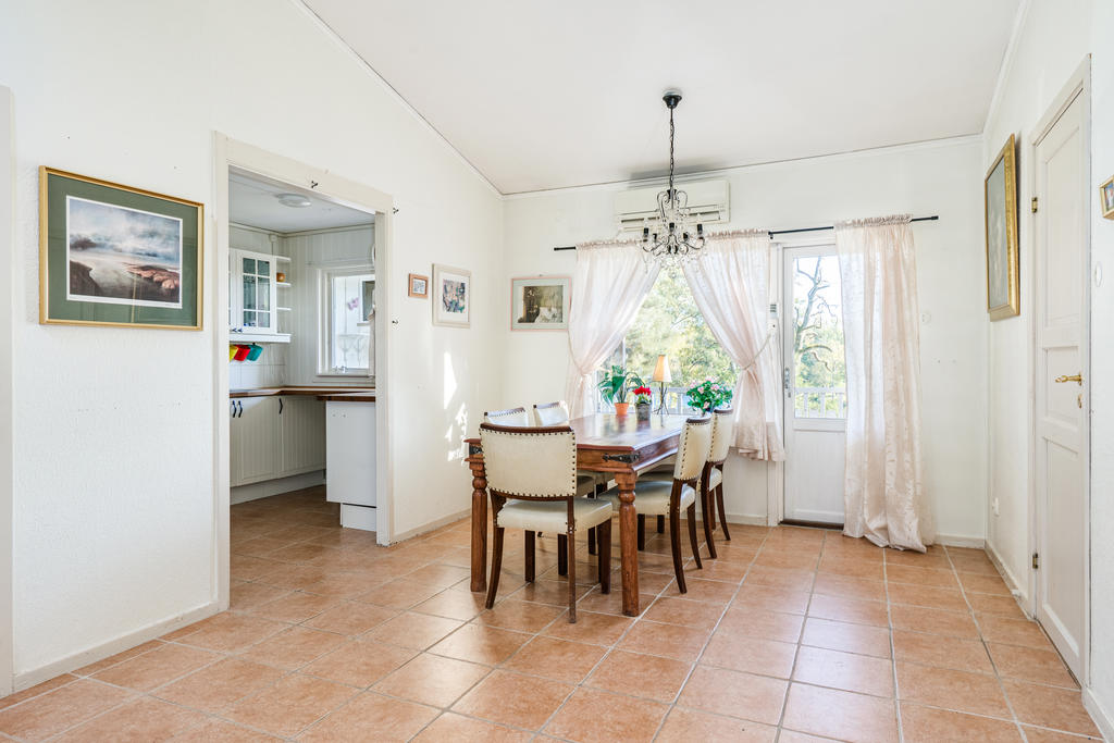 Matsal och kök på övre etage med utgång till balkong. Luftvärmepump.