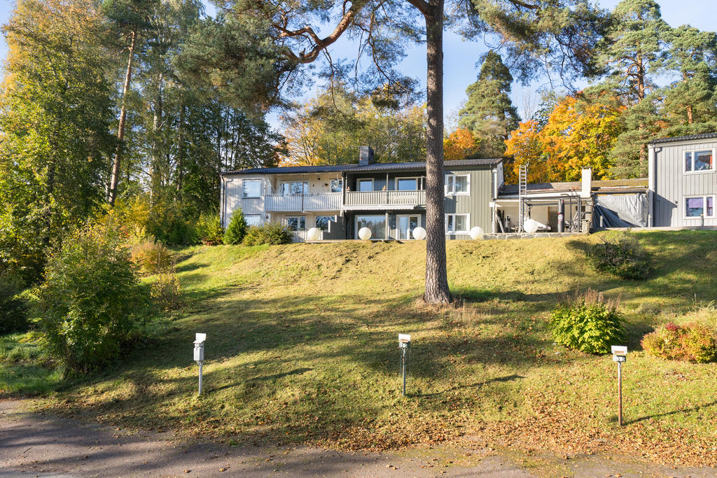 Välkommen till Strandvägen 9A! Ett praktiskt och lättskött boende på tre etage om 114 kvm med utsikt över Dalslands kanal.