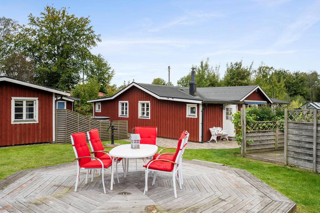 Centralt placerad uteplats i trädgården