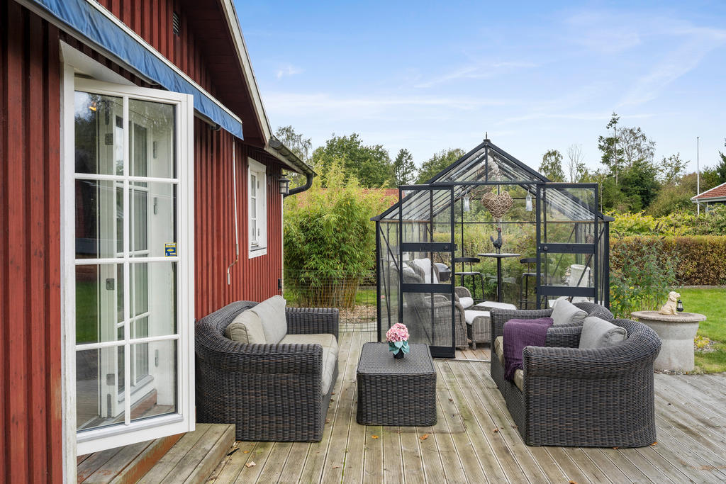 Trevlig uteplats med ingång till orangeri
