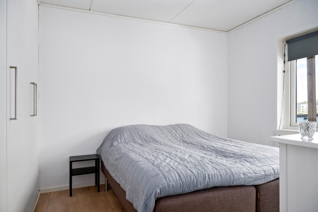 Sovrum med garderober längs med ena väggen