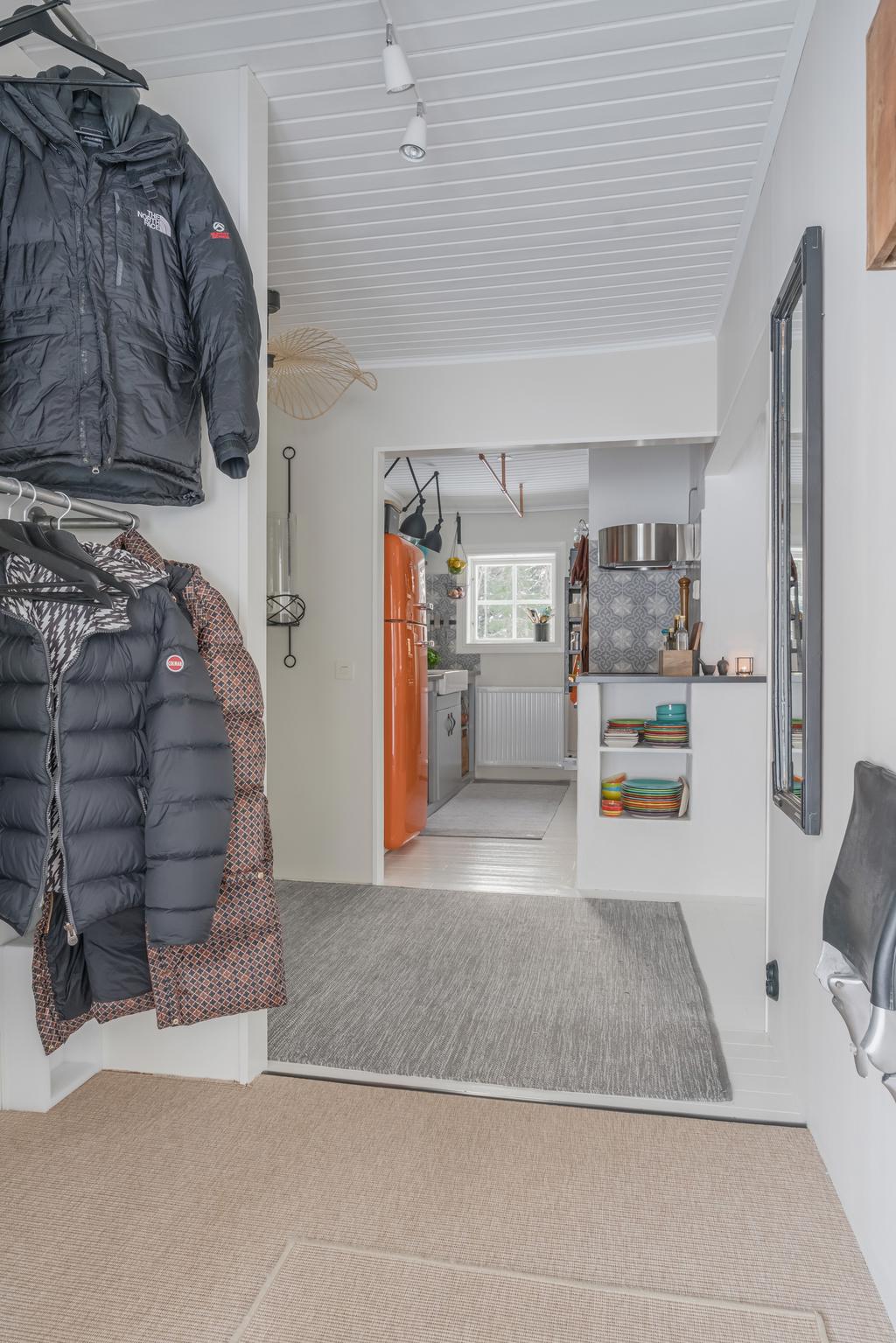 Vy mot köket från entrén, med öppen och inbjudande planlösning.