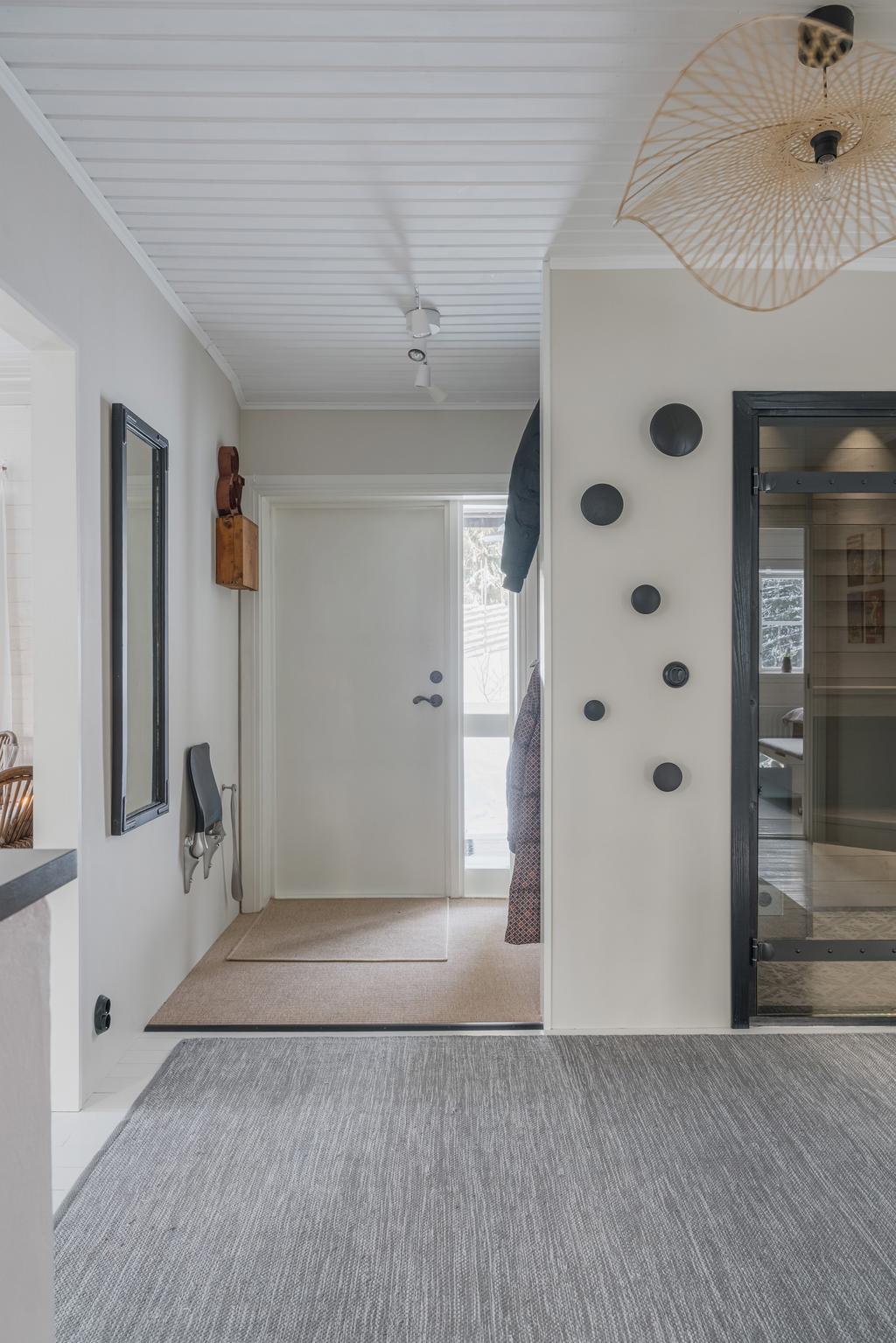 Välkommen in i en ljus och inbjudande entré, ombyggd 2020–2021 med platsbyggd förvaring och stilrena detaljer!