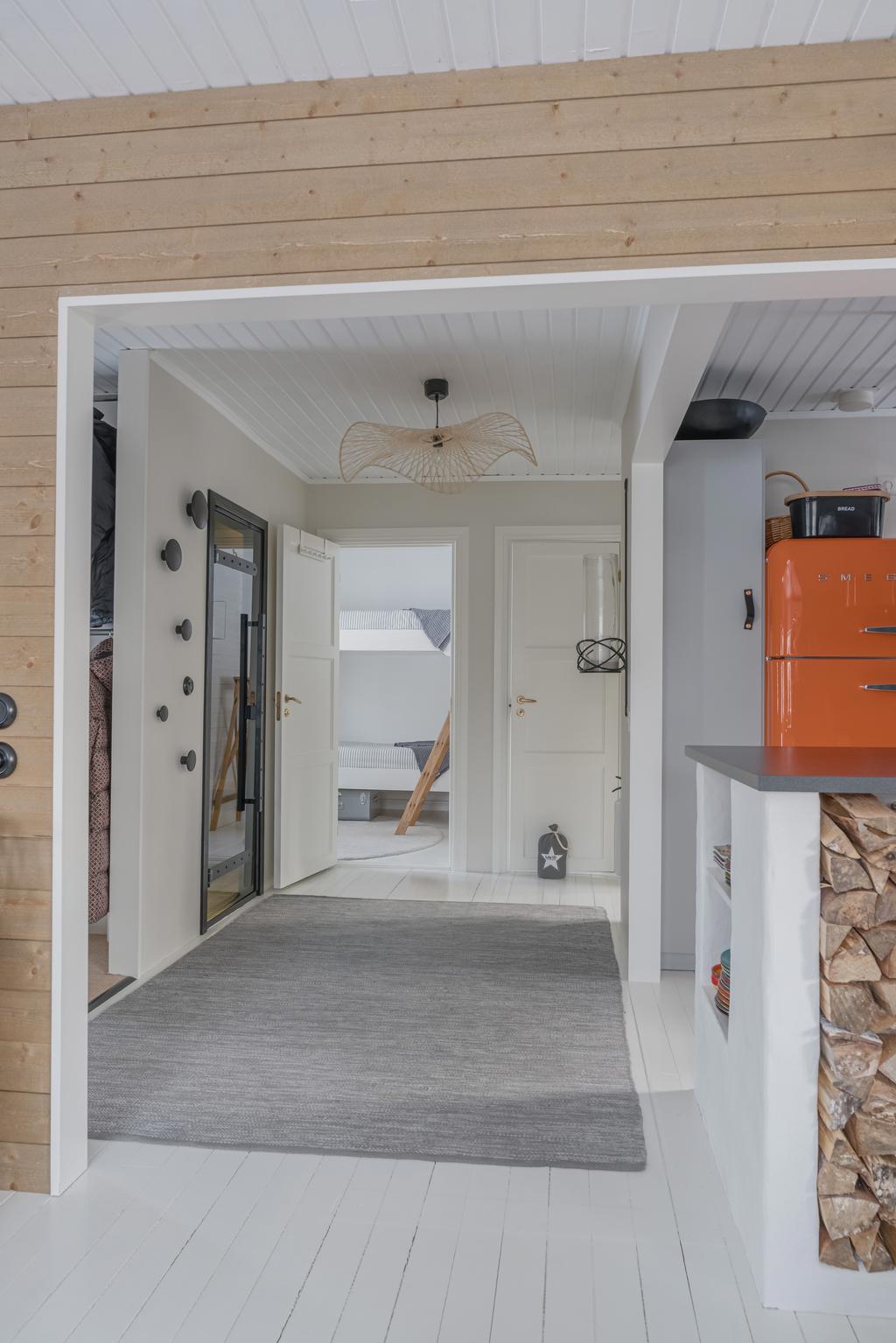 Öppen planlösning mellan de olika rummen som skapar ett luftigt och sammanhängande intryck.