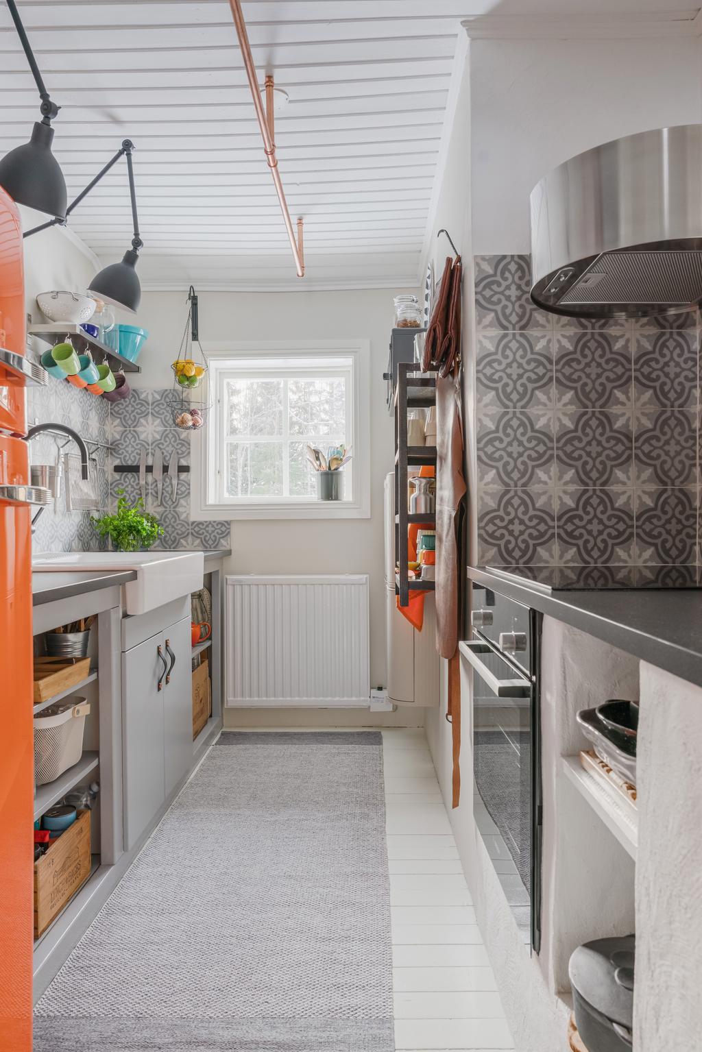 Kök är utrustat med modern ugn som byttes 2025, integrerad i en funktionell och välplanerad köksmiljö.