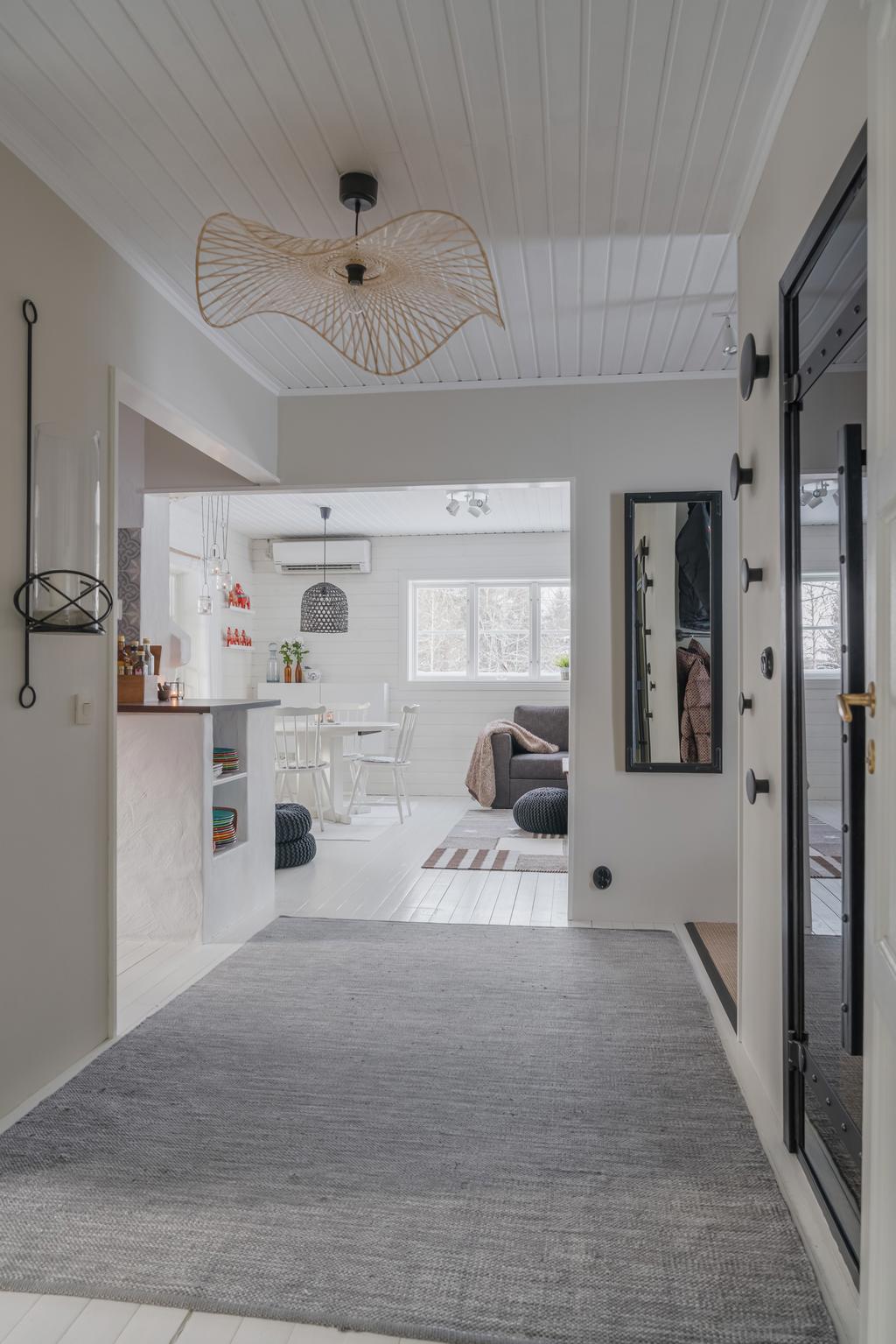 Vy från sovrum mot allrum och matplats.