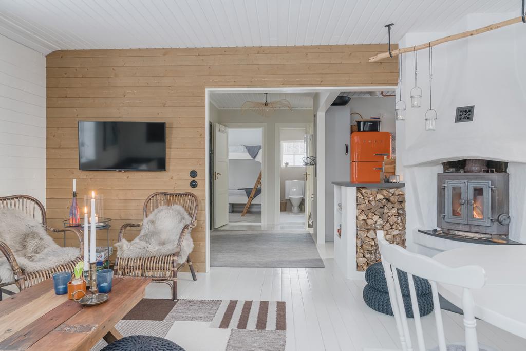 Vardagsrum med varm och ombonad känsla.