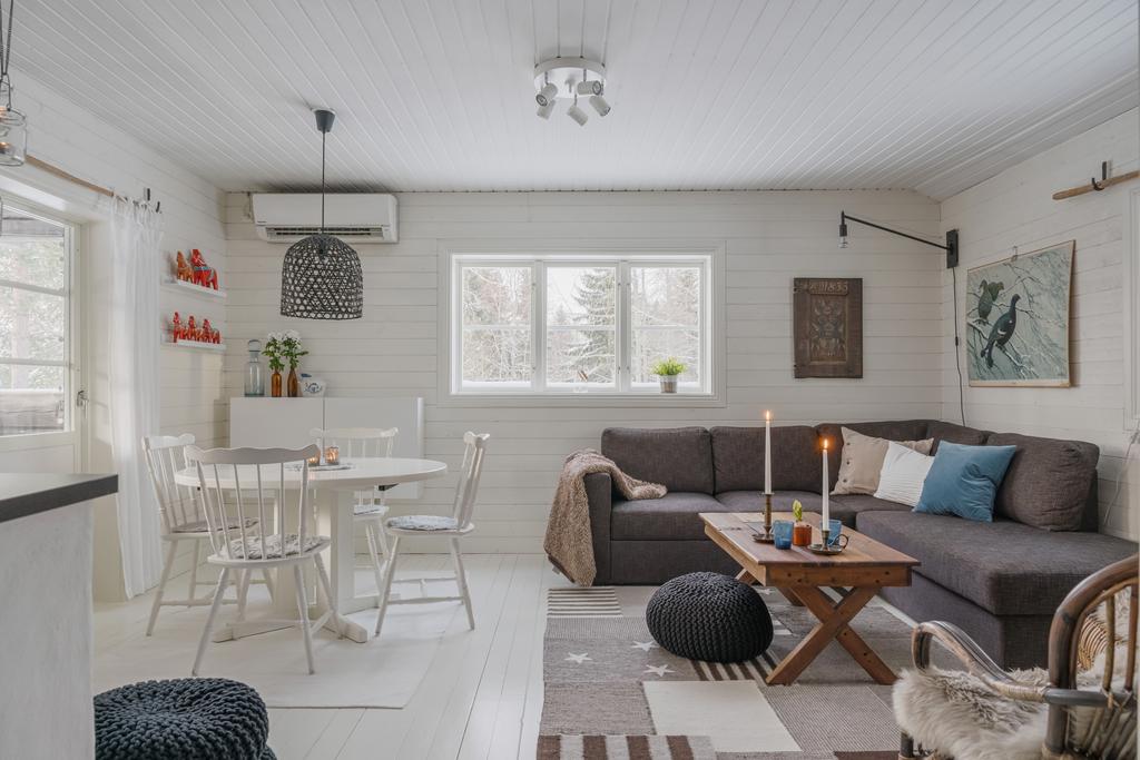 Allrum  som rymmer både soffgrupp och matplats i en trivsam och öppen miljö.