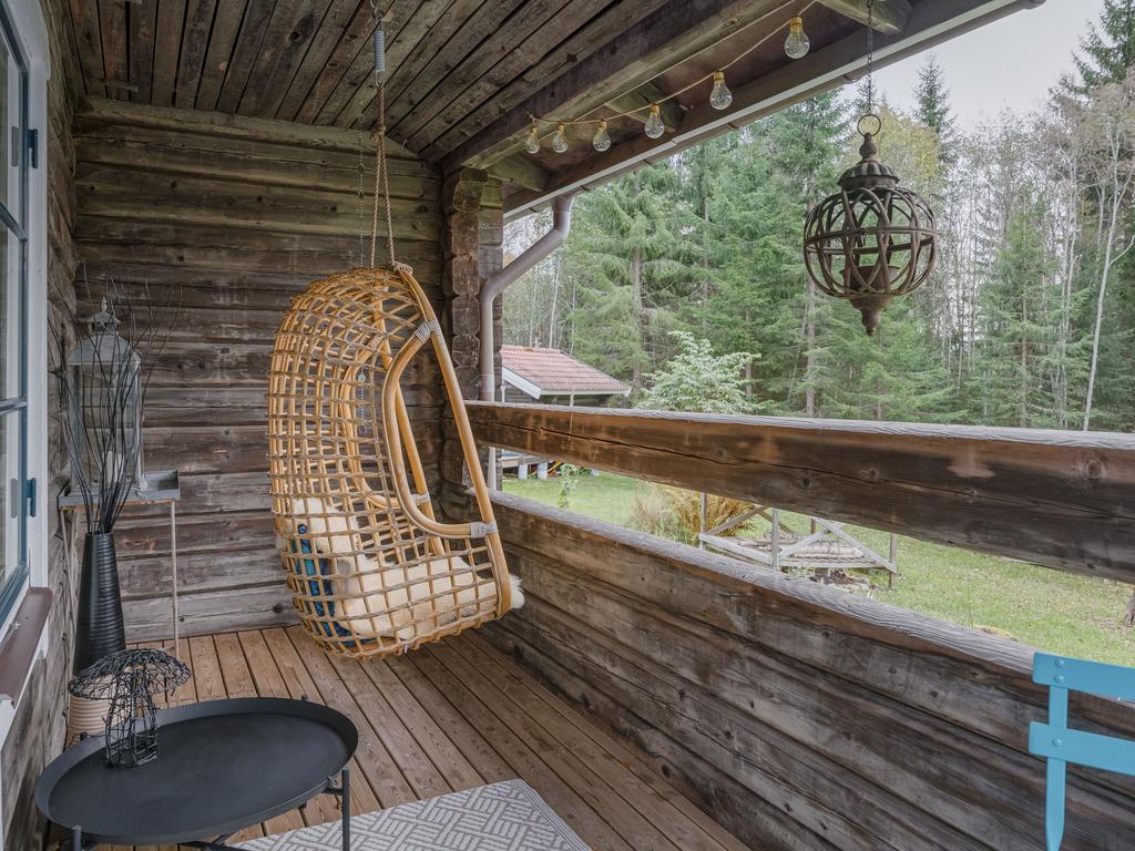 Trivsam terrass där en kopp kaffe kan avnjutas i lugn och naturnära miljö.