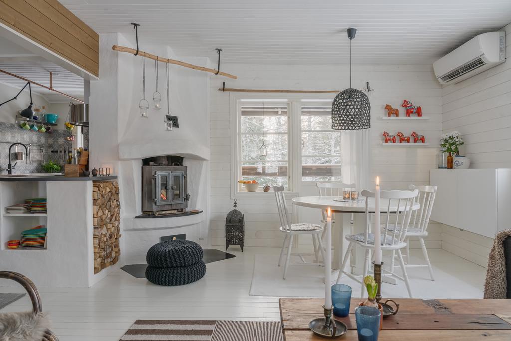 Från allrummet når du fastighetens härliga terrass med utsikt över skogen, lugnt och trevligt!