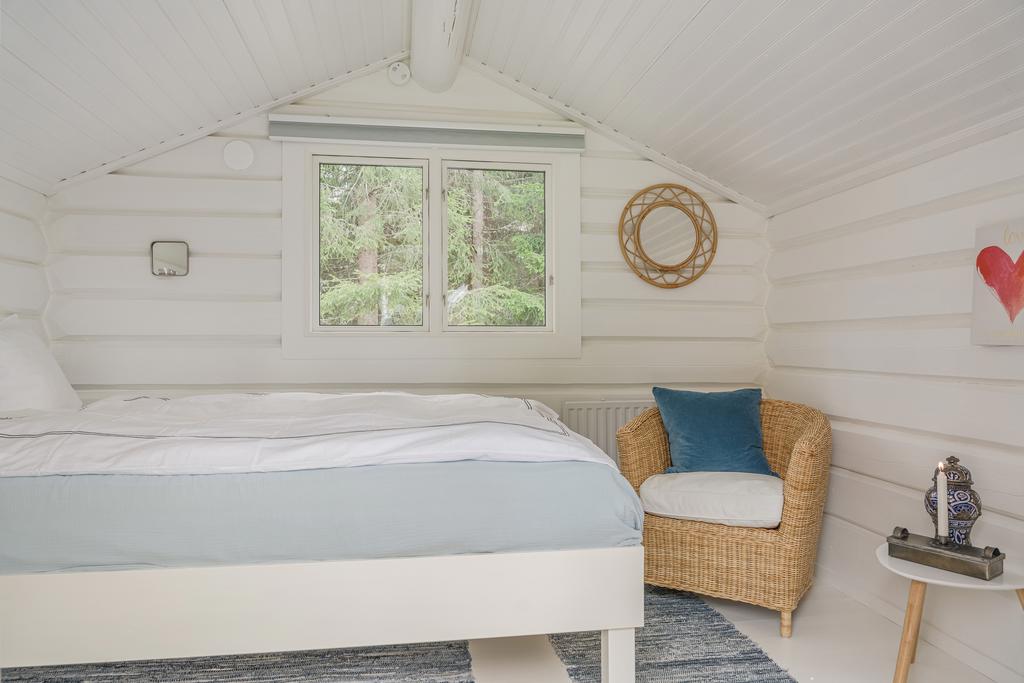 Härligt ljusinsläpp tack vare fönstret som släpper in naturen.