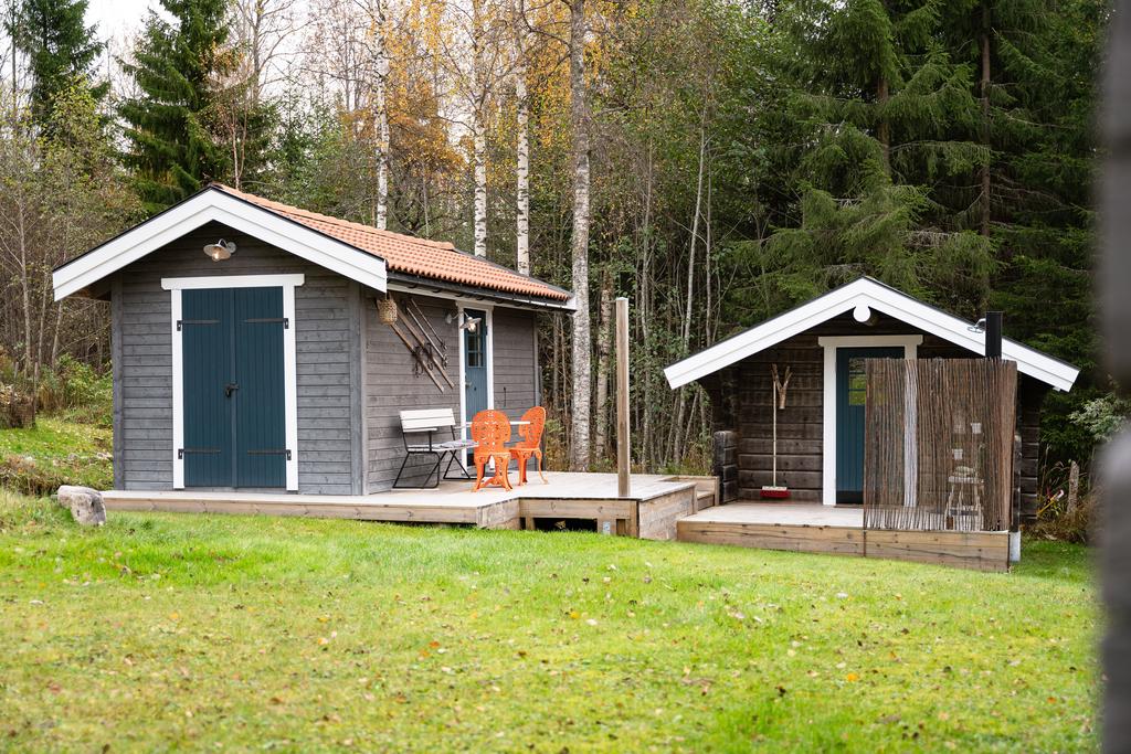 Förråd och gäststuga.
