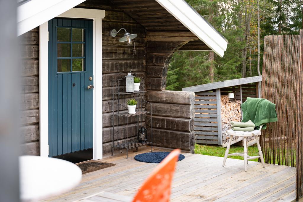 Gäststuga som helrenoverades 2022–2023, med trivsam uteplats.