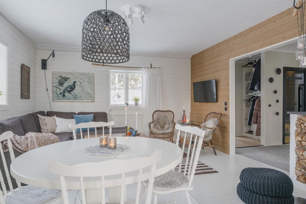 Vy från terrassen in mot allrum och matplats.