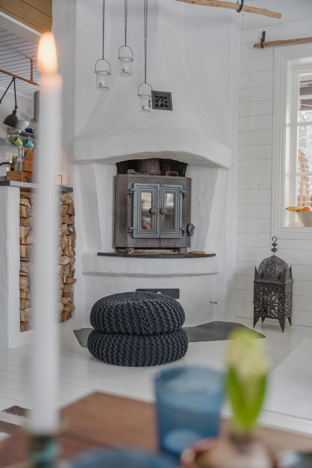 Detaljbild av kamin som renoverades/byggdes om 2015–2016.