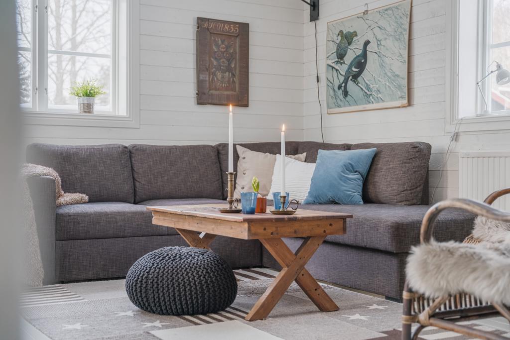 Detaljbild av soffgrupp i vardagsrummet.