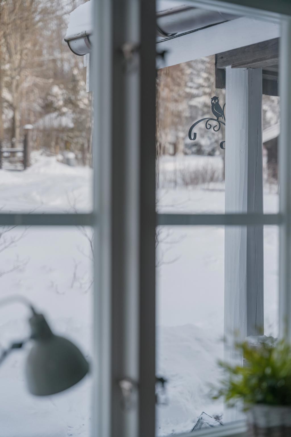 Detaljbild från sovrummet mot farstukvisten och husets framsida.