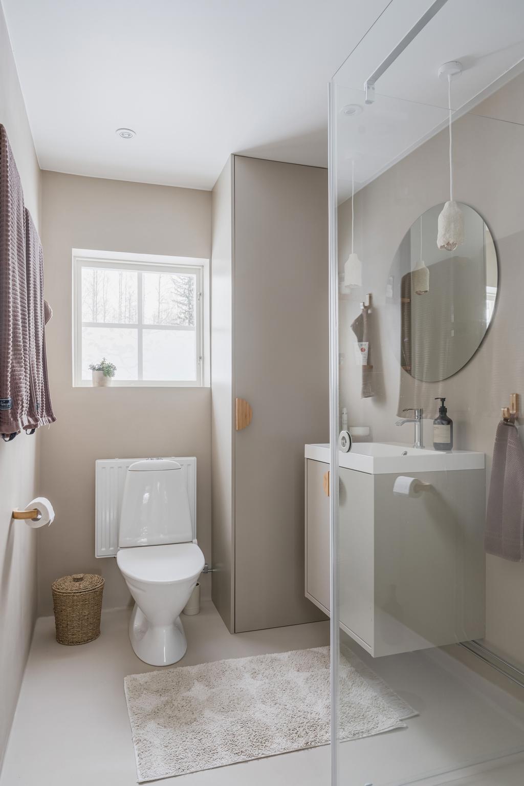 Badrum där nybyggnation genomfördes under 2025, med stilrena materialval och modern utformning!