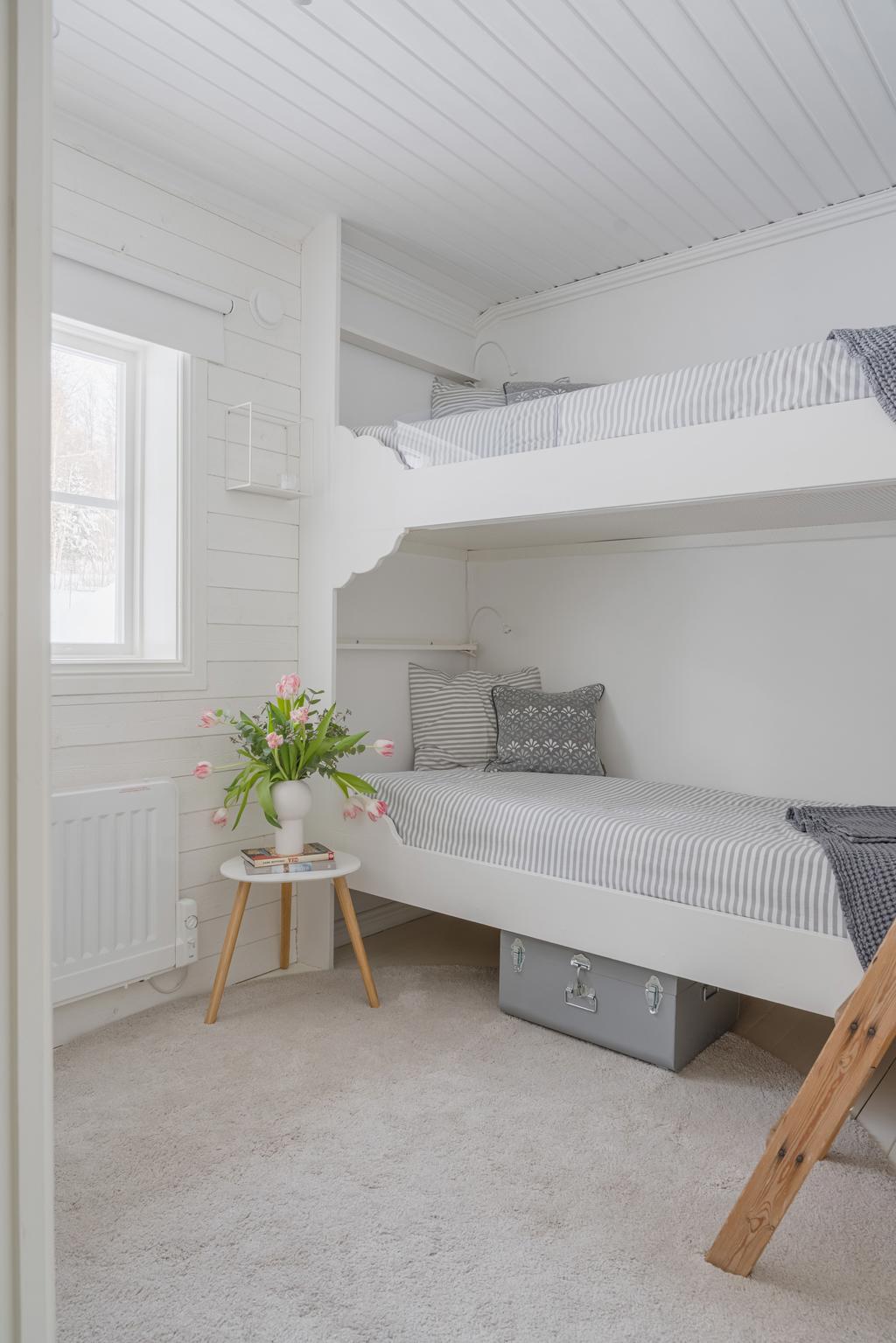 Genomgående ljusa ytskikt med smakfulla detaljer.