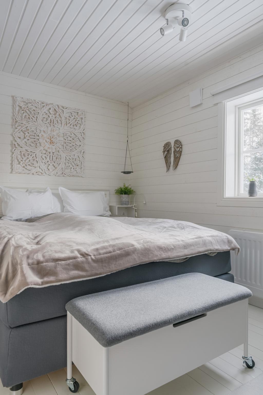 Ett av husets två sovrum med lugn och harmonisk känsla samt ljusa ytskikt.