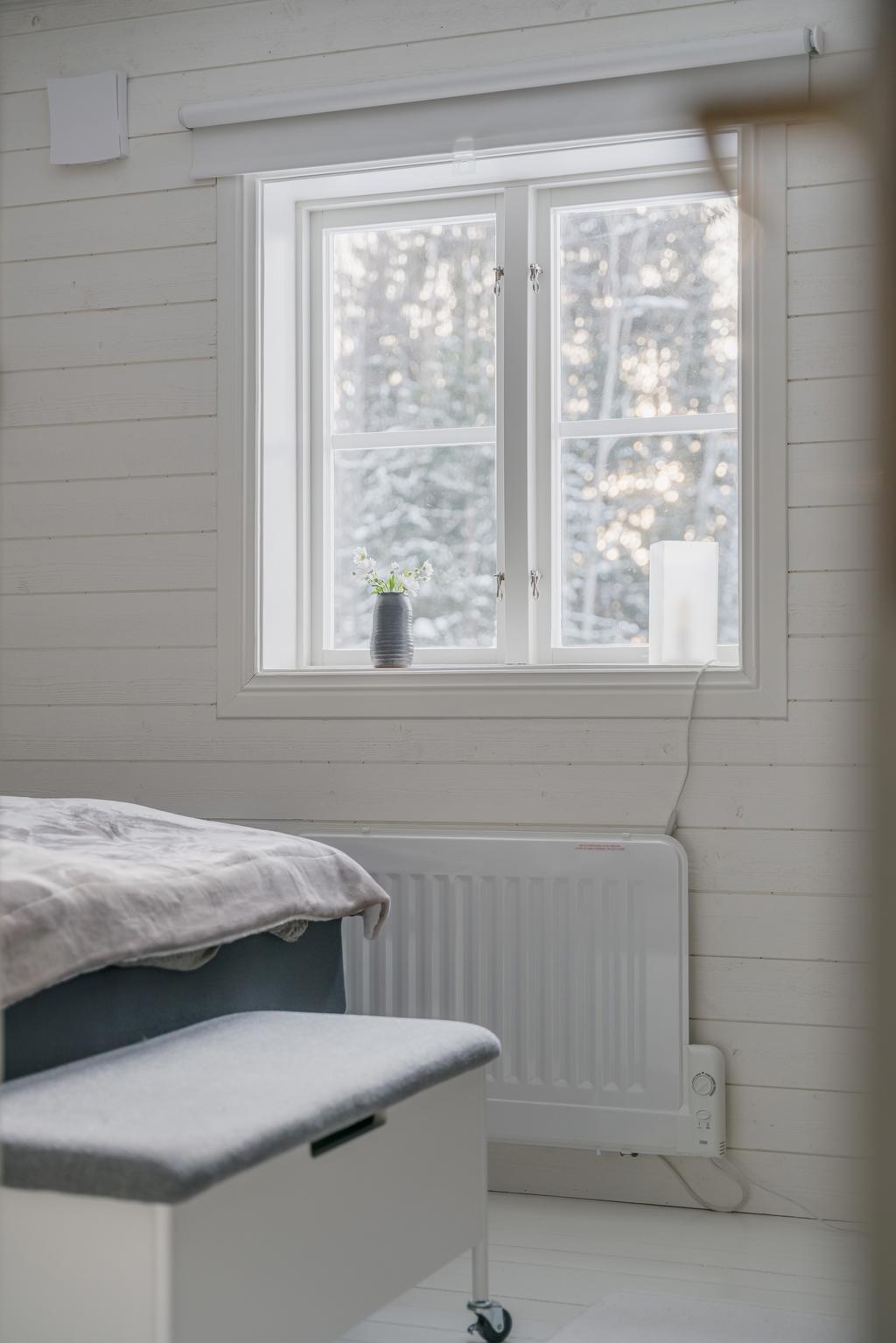 Trevligt ljusinsläpp tack vare fönstret i sovrummet.