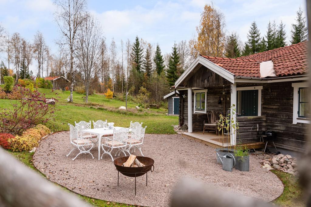 Trevlig uteplats på husets framsida med nytt grus anlagt 2024.