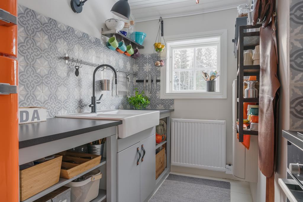 Trevligt och inbjudande kök, fullt utrustat med goda arbetsytor och genomtänkta detaljer.