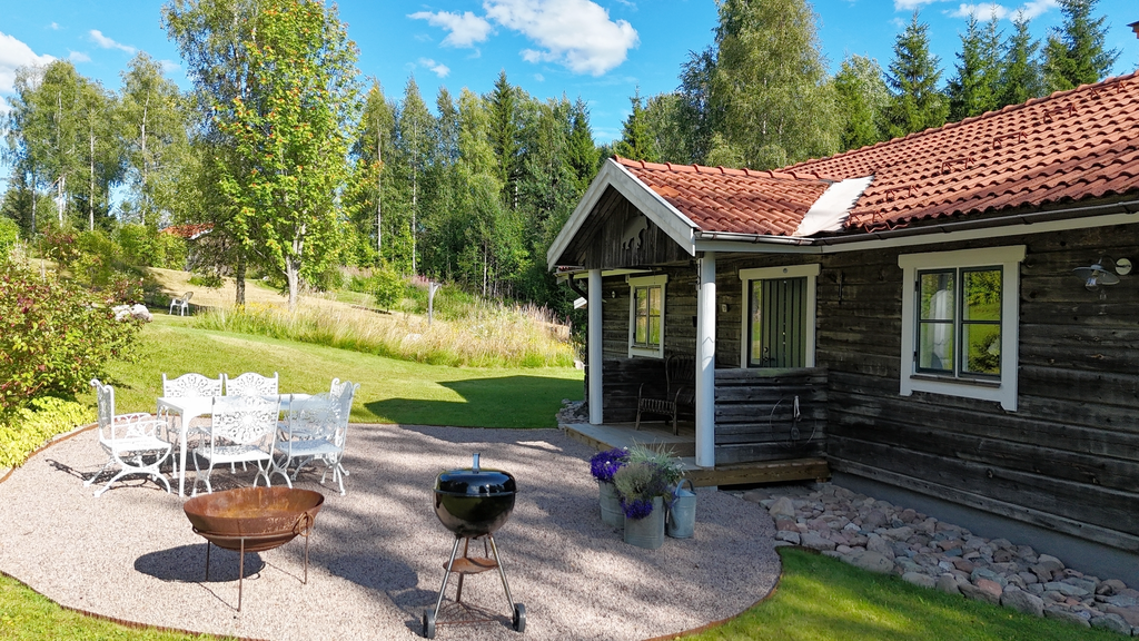 Trevlig uteplats på husets framsida med nytt grus anlagt 2024.