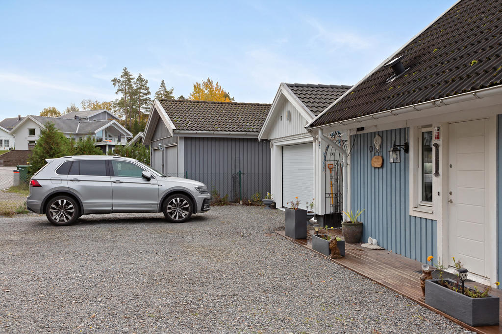 Garage och plats för många bilar