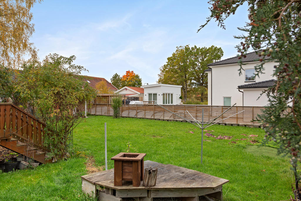 Plan tomt med härliga ytor