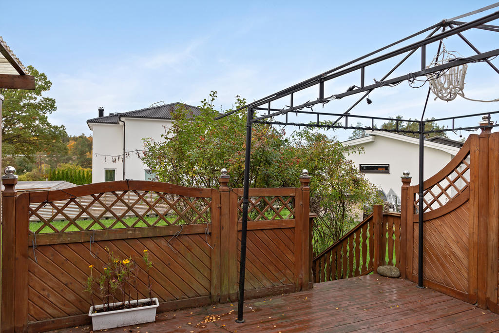 Terrass finns utanför vardagsrummet