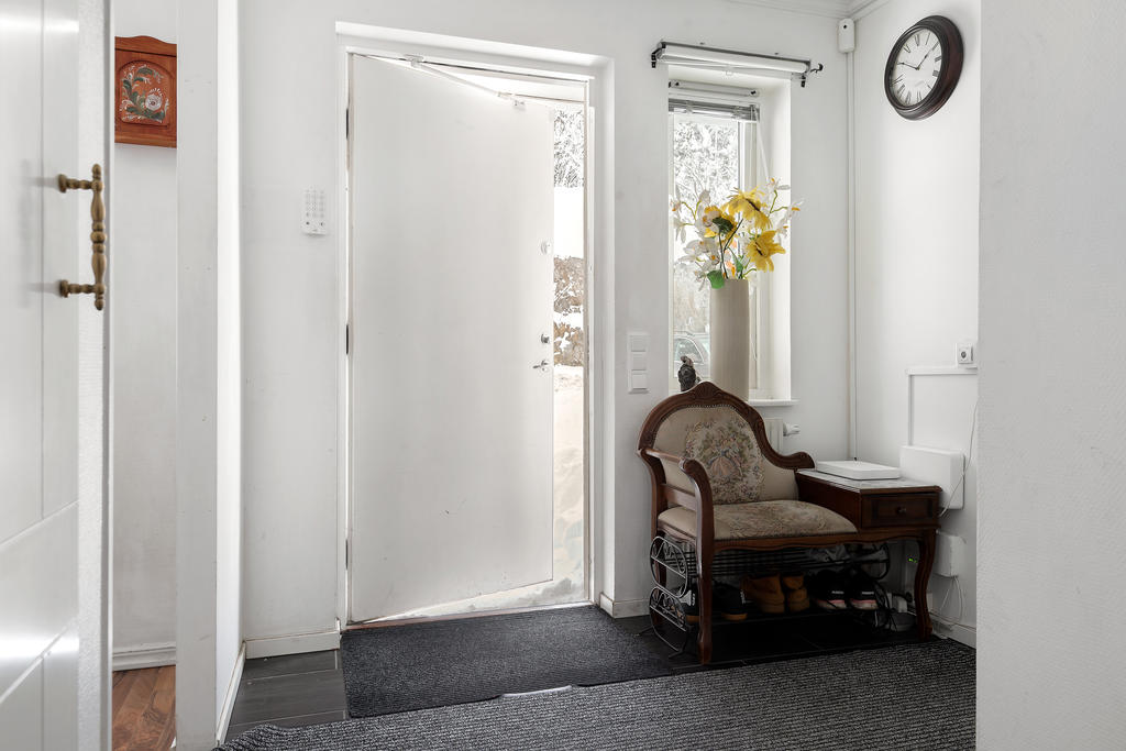 Entrén har klinkers i grått