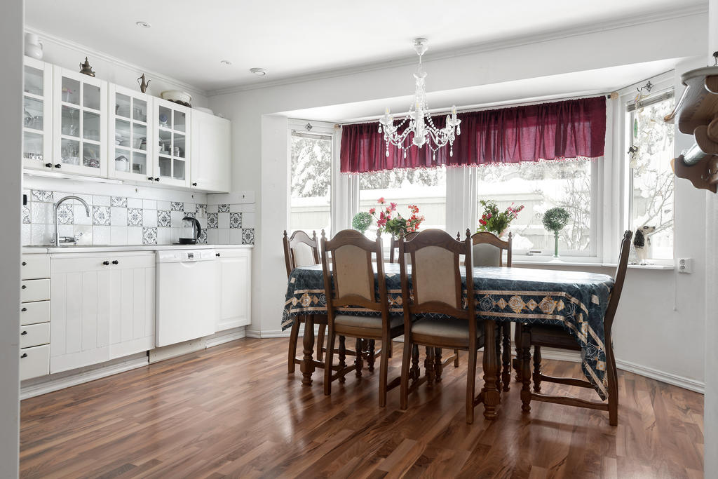 Rymligt kök med burspråk för extra ljusinsläpp