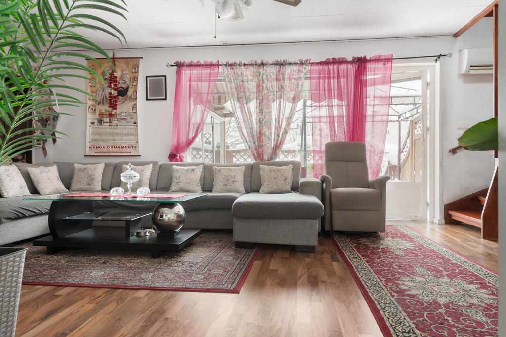 Vardagsrummet rymmer en stor soffgrupp