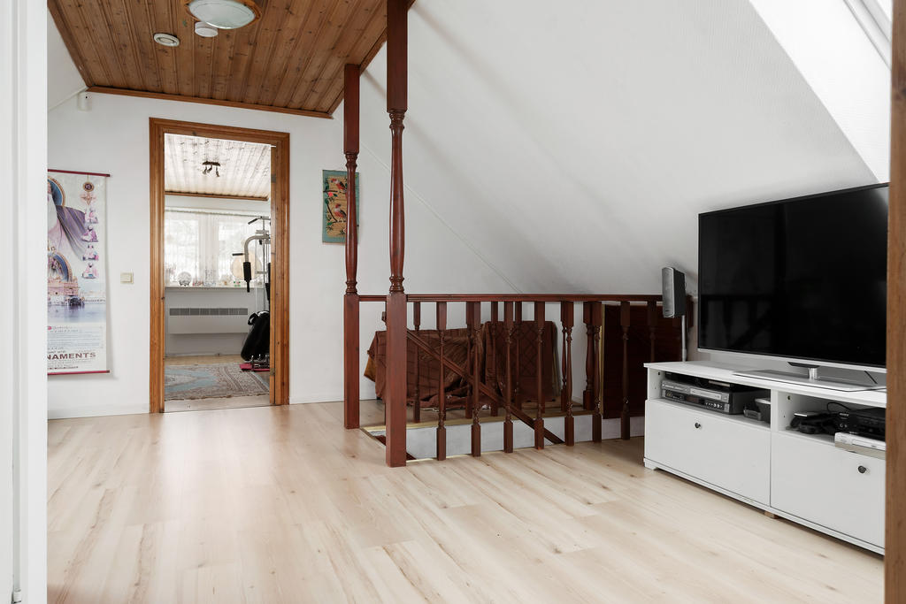 Övre plan är inrett med allrum, wc och två stora sovrum