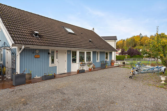 På Talldalsvägen 23 bor man med stor grusad uppfart