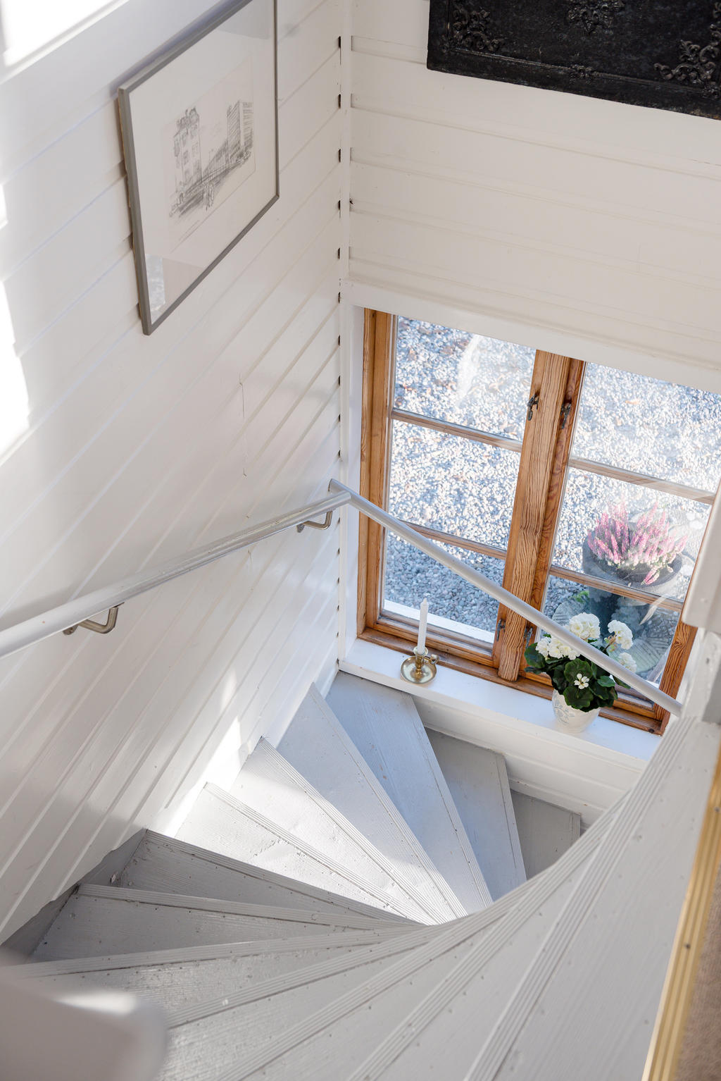 Trapp ner till hall.