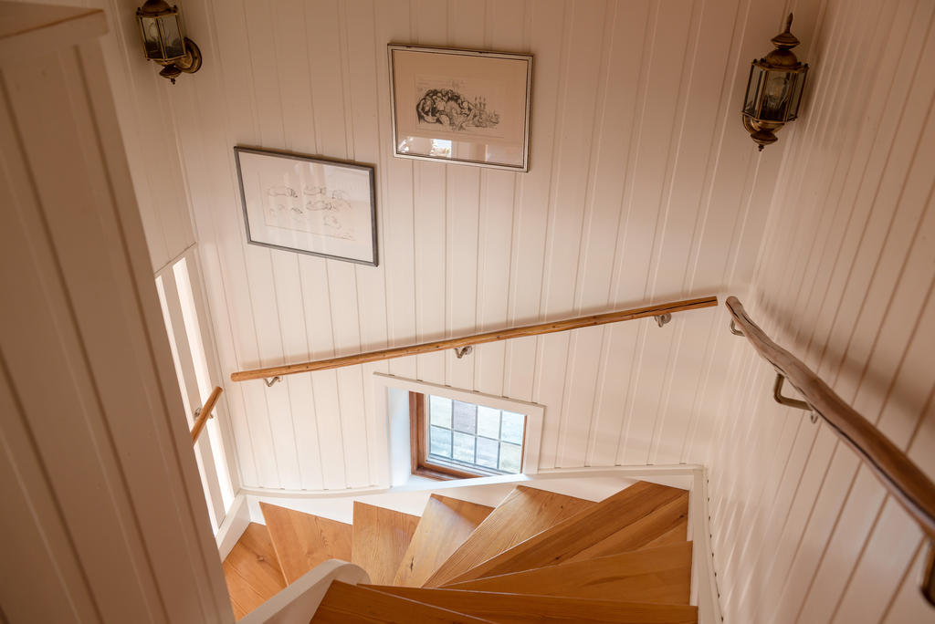 Trapp ner till vardagsrum. 