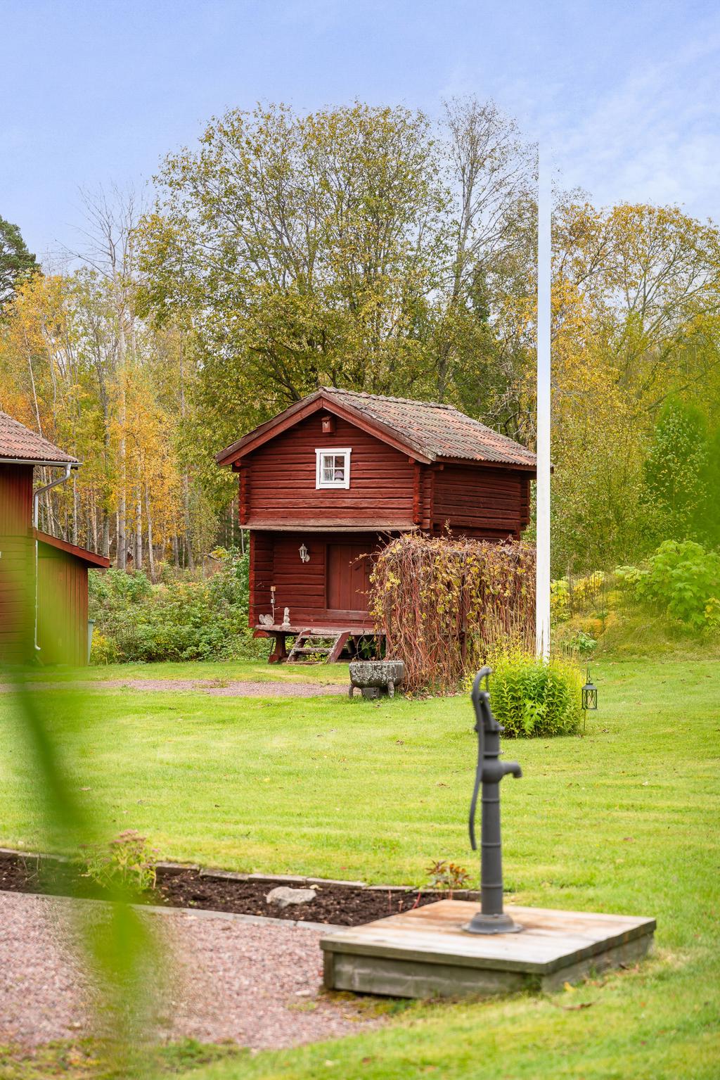 Här finner du ett inrett härbre som fungerar utmärkt som gäststuga.