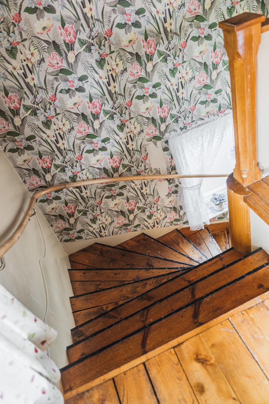 Detaljbild trappen till övervåningen.