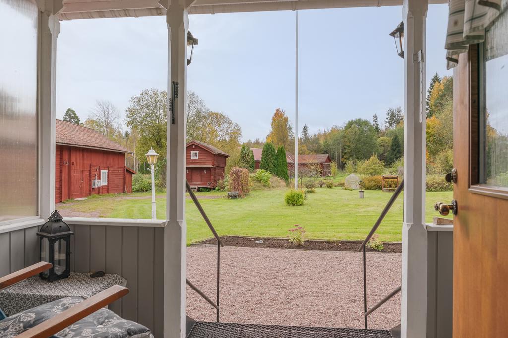 Från verandan ser man hela gårdens charm.