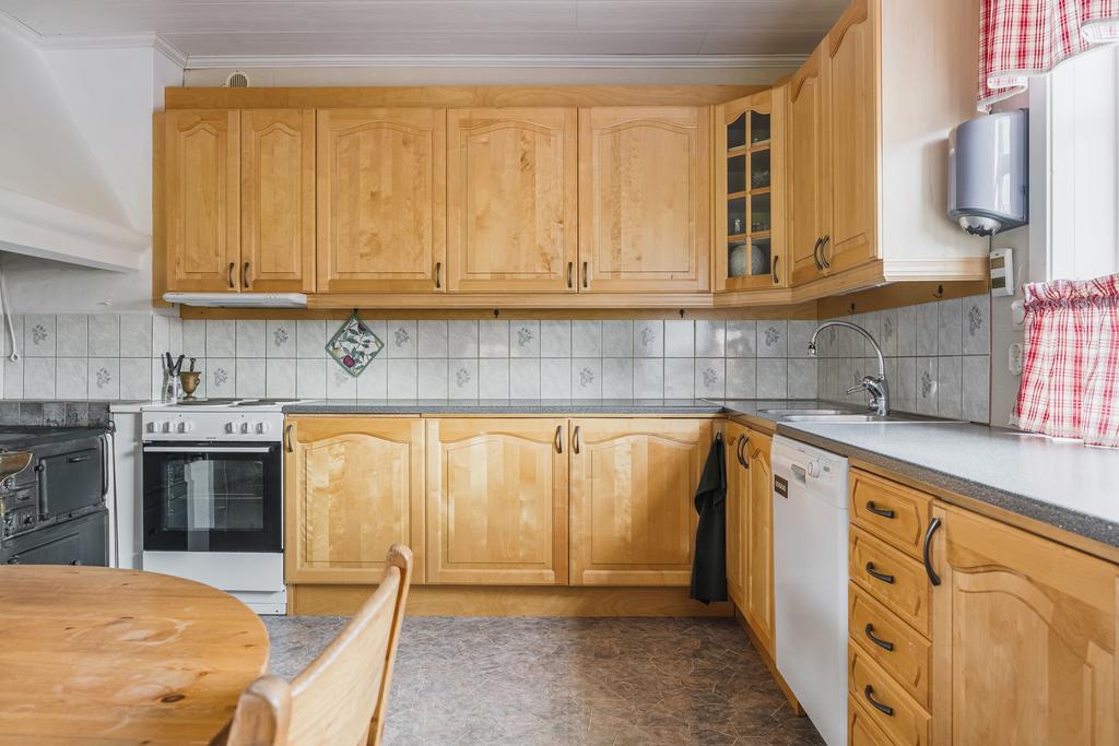 Praktiskt kök med goda förvaringsmöjligheter!