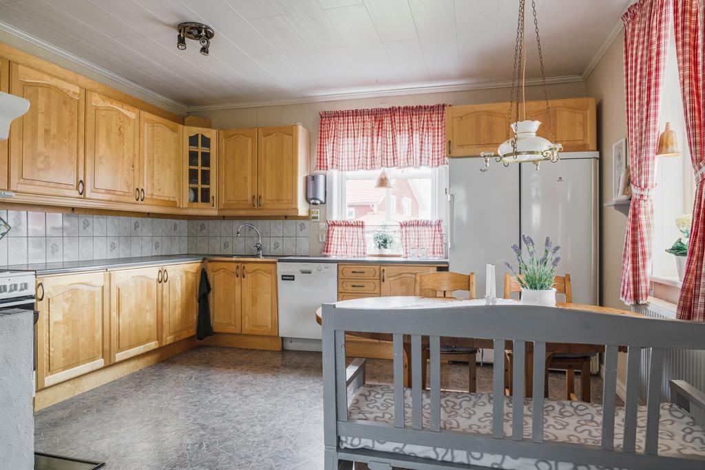 Kök med generösa arbetsytor och utrymme för matbord.