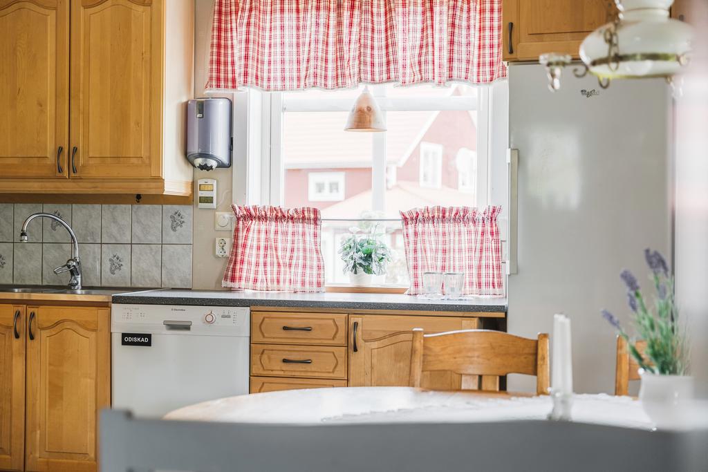 Fönster i köket som ger ett fint ljusinsläpp!