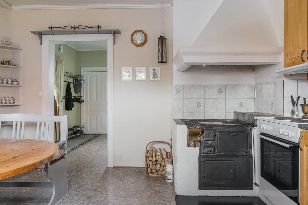 Vy från köket mot entrén.