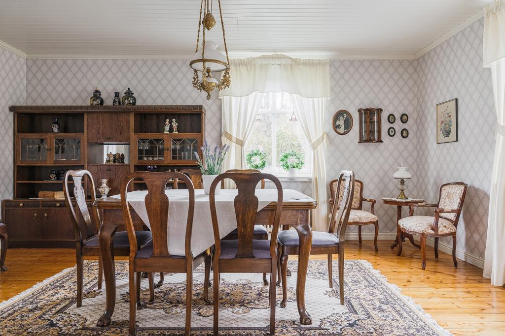 Här finns goda möbleringsmöjligheter.